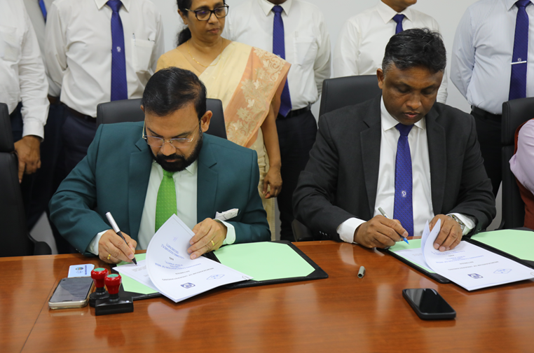 Signing ceremony MDs shaking hands